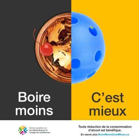 Moitié du haut d’un cocktail sur fond noir jointe à la moitié d’une balle en plastique bleue sur fond jaune; ensemble les deux moitiés forment un cercle. 